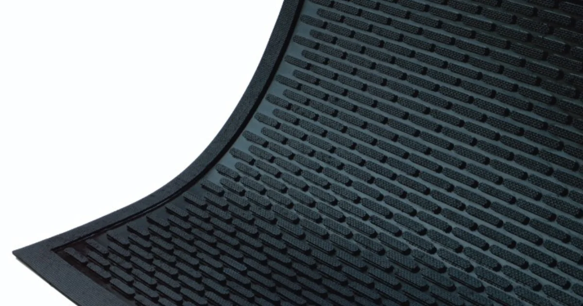 Heavy-duty rubber scraper mat with raised traction pattern